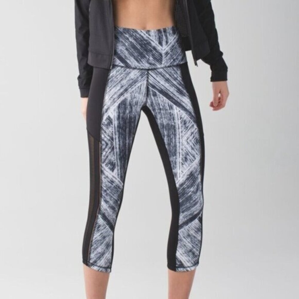 Lululemon Hot To Street Crop Heat Wave White Black Capri Leggings Size 4